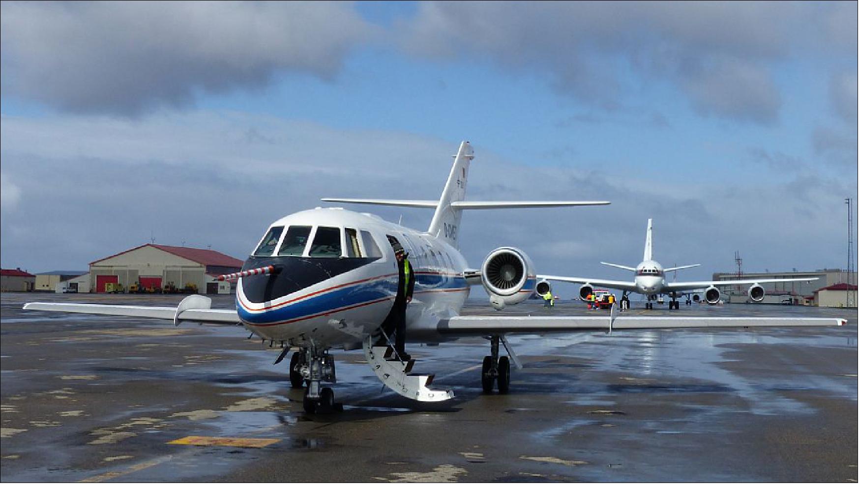 Figure 63: Photo of the DLR Falcon (foreground) and the NASA DC-8 aircraft prior to the joint research flight campaign from Iceland (image credit: DLR)