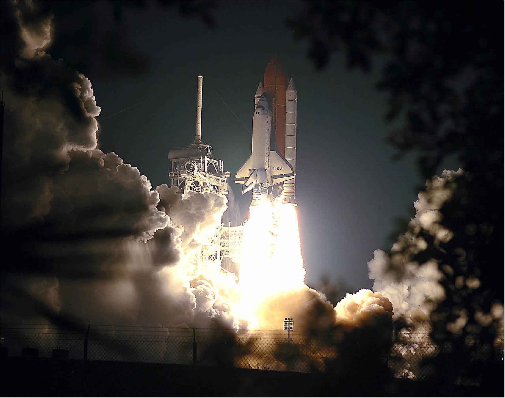 Figure 7: Photo of the Chandra spacecraft launch on STS-93 (image credit: NASA)