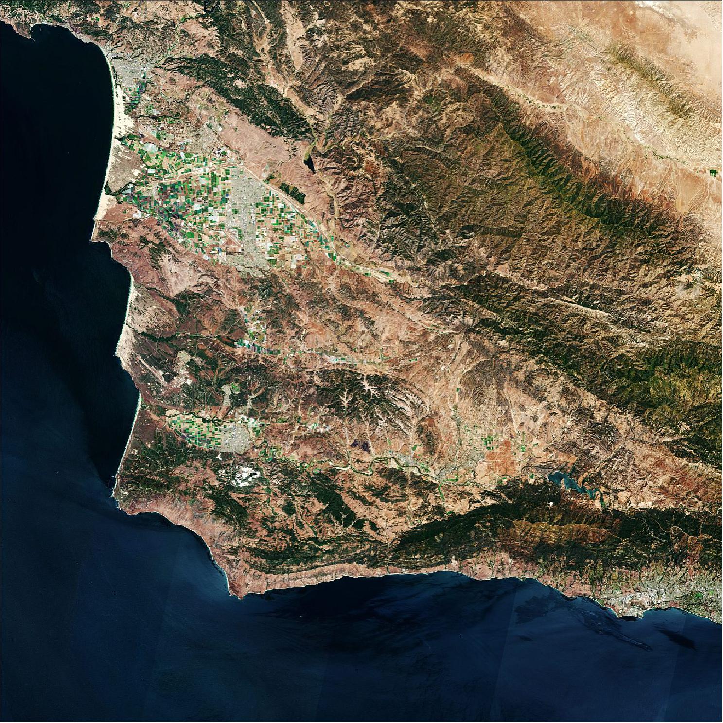 Figure 4: The area pictured here shows the Santa Barbara County in the southern region of the US state of California. Located around 200 km northwest of Los Angeles, the county spans across 7,000 km2 and is bordered by the Pacific Ocean to the west and south. This image, captured on 14 August 2020, is also featured on the Earth from Space video program (image credit: ESA, the image contains modified Copernicus Sentinel data (2020), processed by ESA, CC BY-SA 3.0 IGO)
