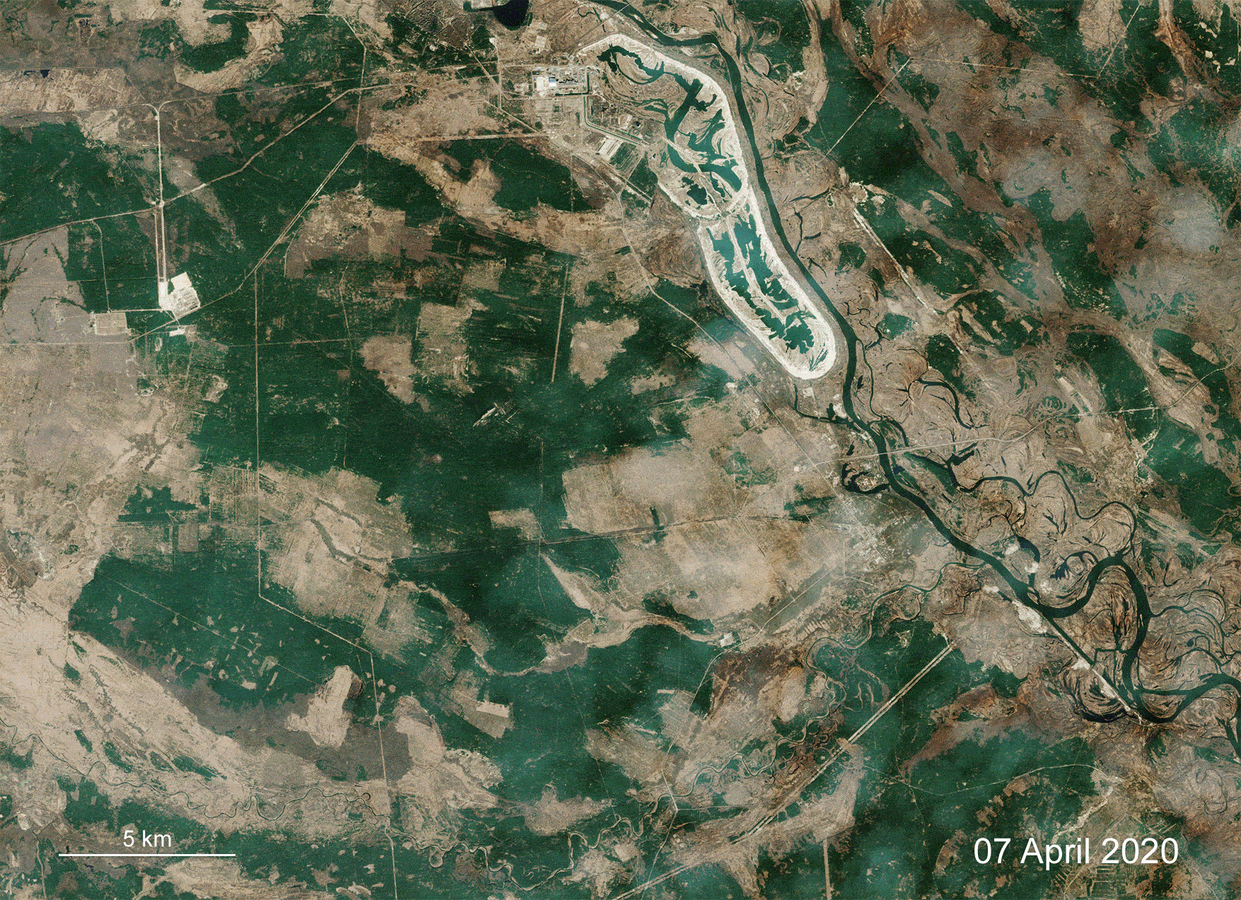 Figure 44: An outbreak of wildfires recently threatening the abandoned Chernobyl nuclear power plant in Ukraine. The animation above uses images from Copernicus Sentinel-2 to show the situation prior to the fires on 7 April, and then on 12 April. The image from 12 April is from one acquisition, but has been processed to show thermal anomalies, smoke from the fires and then the burned area through the smoke (image credit: ESA, the image contains Copernicus Sentinel data (2020), processed by ESA, CC BY-SA 3.0 IGO)