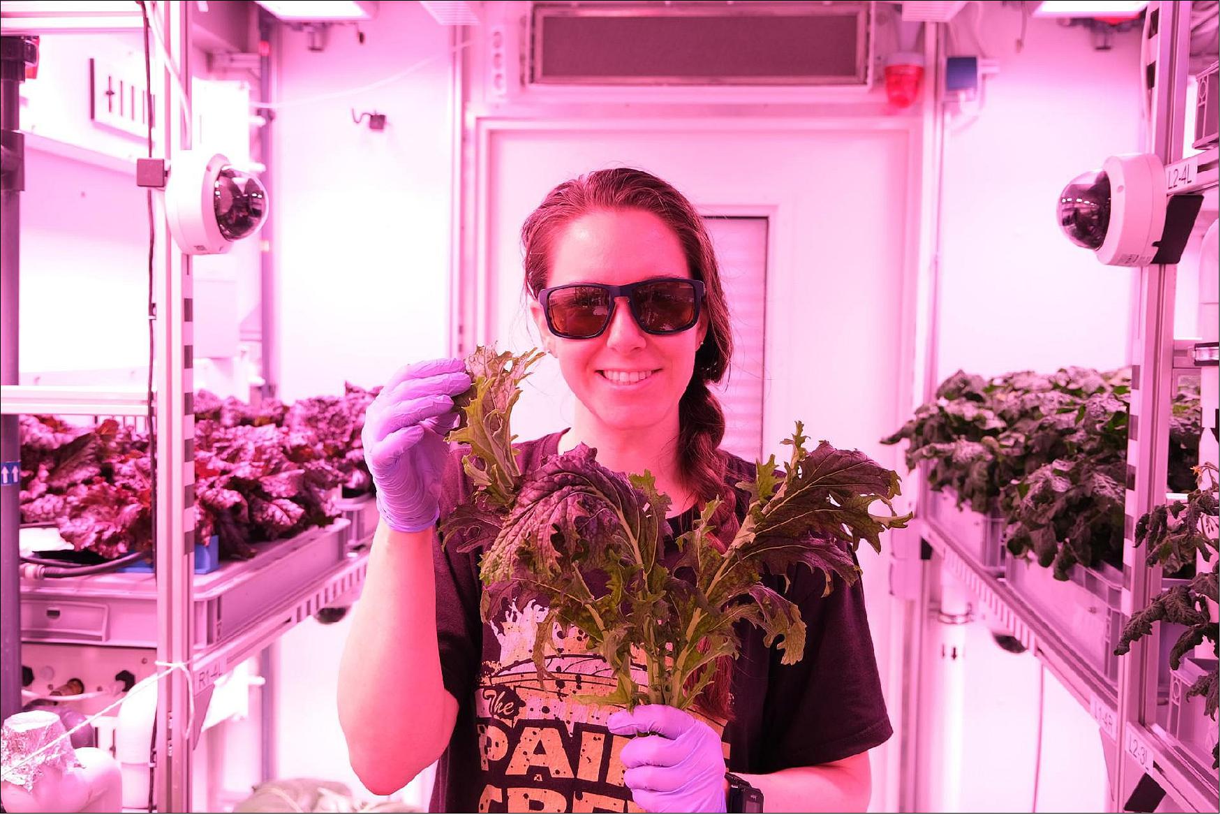 Figure 10: Jess Bunchek holding her first harvest (image credit: AWI, Ort)