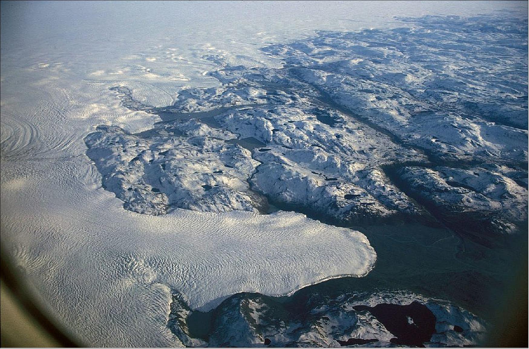 Figure 50: An aerial view of the Greenland ice sheet taken in September 1992. New research finds ice loss has accelerated significantly over the past two decades, transforming the shape of the ice sheet edge and therefore coastal Greenland (image credit: Hannes Grobe, Alfred Wegener Institute for Polar and Marine Research (Own work), CC BY-SA 2.5) 54)