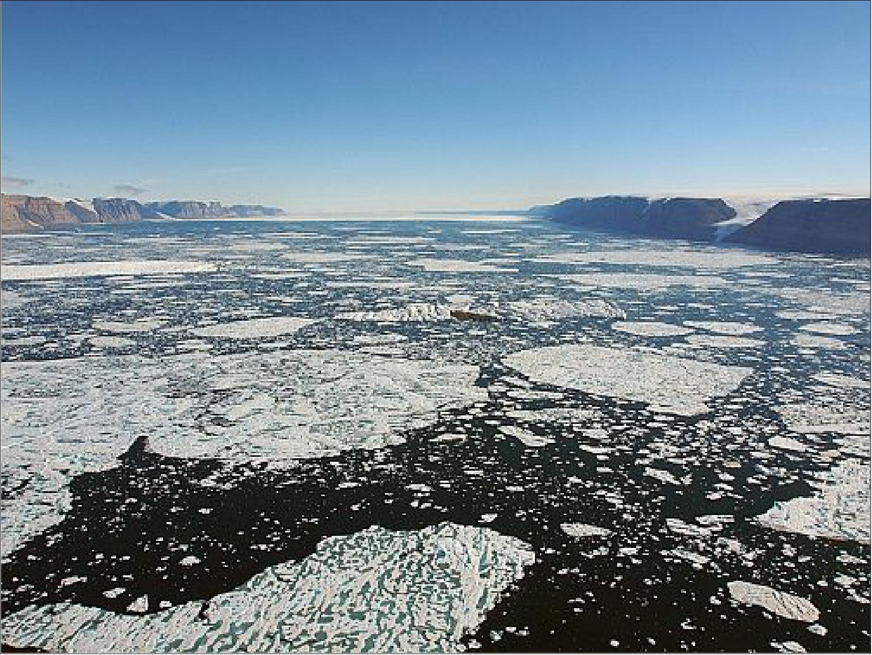 Figure 34: The 20 km-wide Petermann Fjord with the ice shelf in the far distance (Photo: Martin Jakobsson)