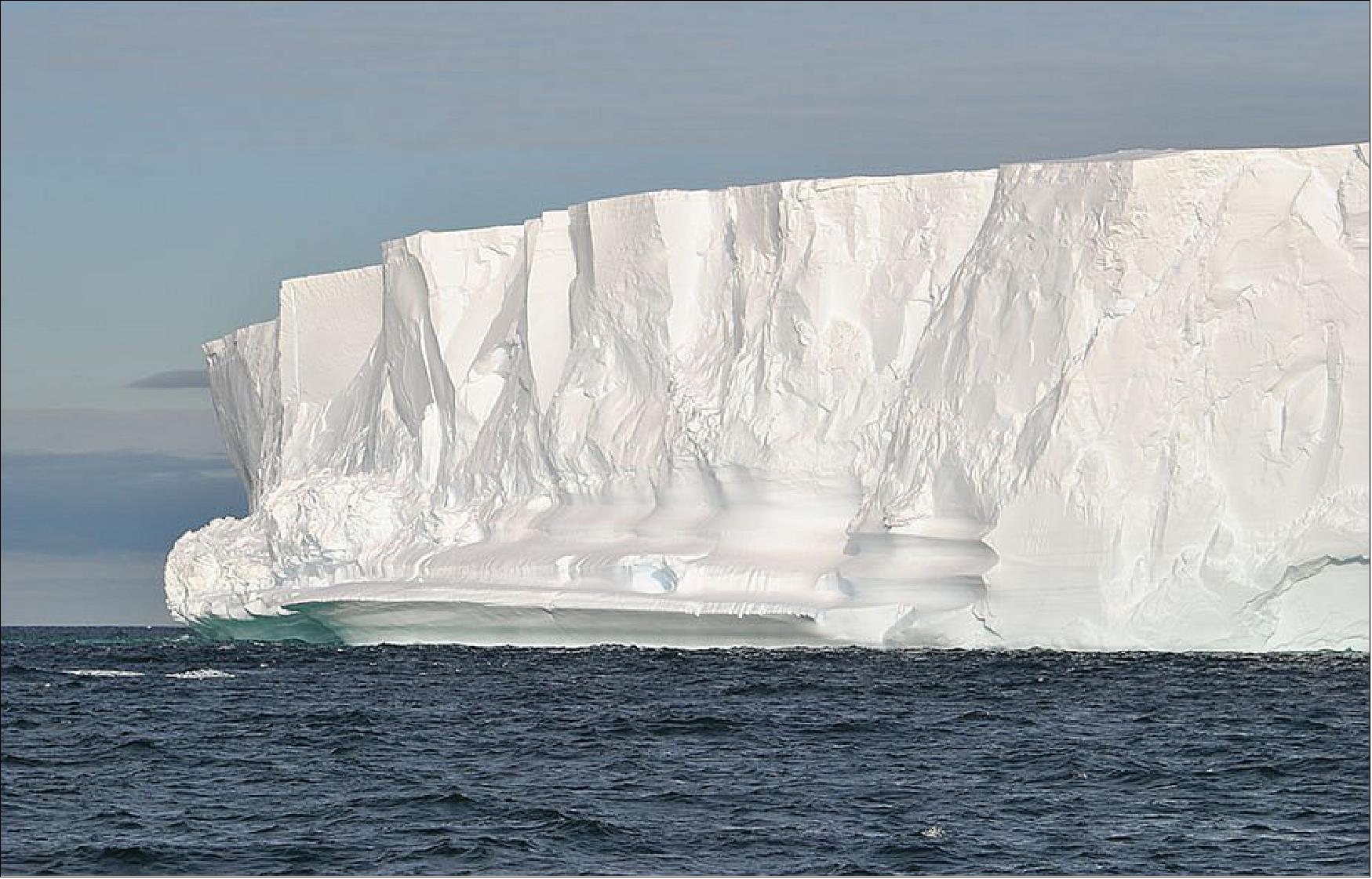 Figure 94: The Getz ice shelf. Inland Antarctic ice contains volumes of water that can raise global sea levels by several meters. A new study published in the journal Nature shows that glacier ice walls are vital for the climate, as they prevent rising ocean temperatures and melting glacier ice (image credit: Anna Wåhlin, University of Gothenburg) 97)