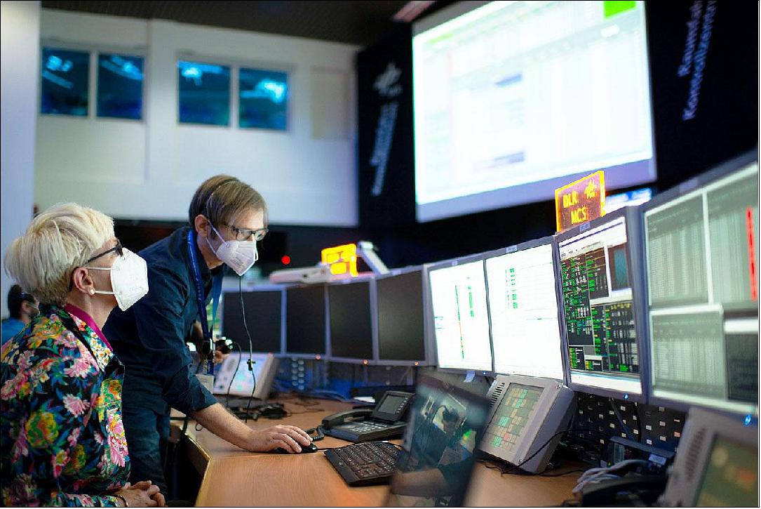 Figure 5: DLR Executive Board Chair Anke Kaysser-Pyzalla in the control room during the commanding test (image credit: DLR)