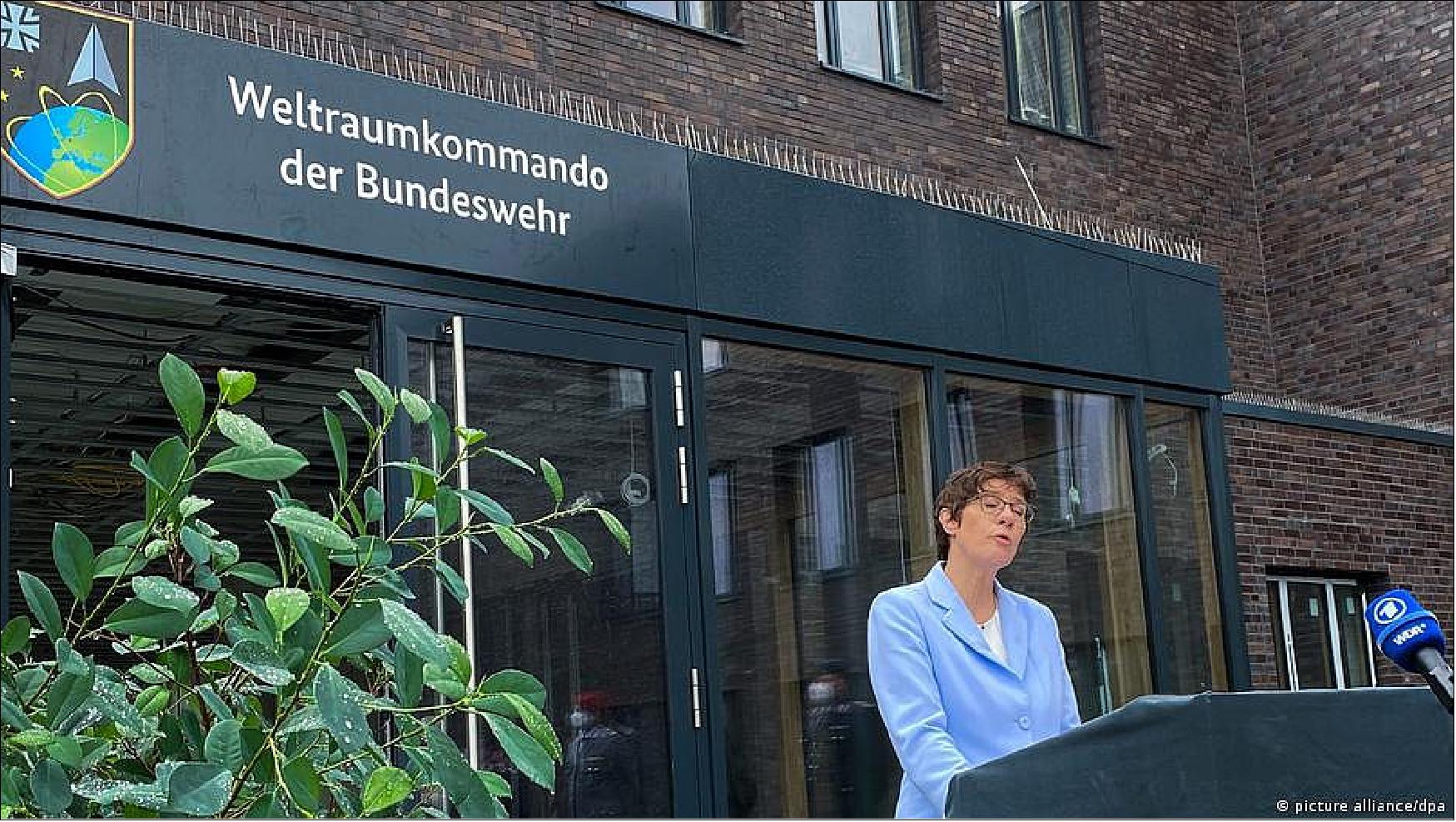 Figure 2: German Defense Minister Annegret Kramp-Karrenbauer officially inaugurated the command center (photo: dpa)