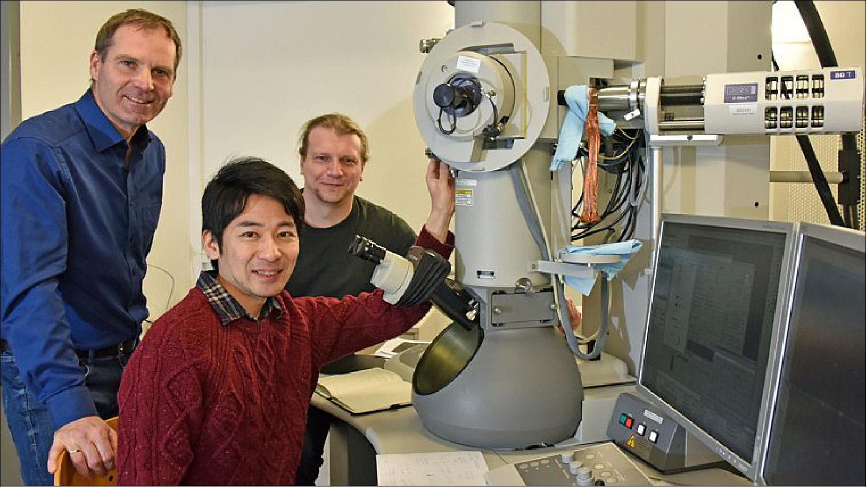 Figure 28: From left: Prof. Dr Falko Langenhorst, Dr Toru Matsumoto and Dr Dennis Harries (image credit: Anne Günther/FSU)