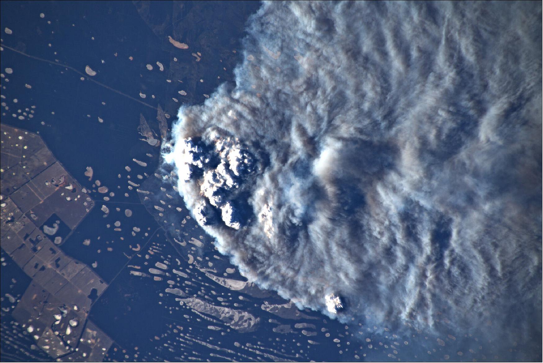 Figure 127: This image was taken as the Station flew above Fraser Range, in Western Australia, near the Dundas Nature Reserve. Luca posted images of the fire to social media and said: "Talking to my crew mates, we realized that none of us had ever seen fires at such terrifying scale"(image credit: ESA)