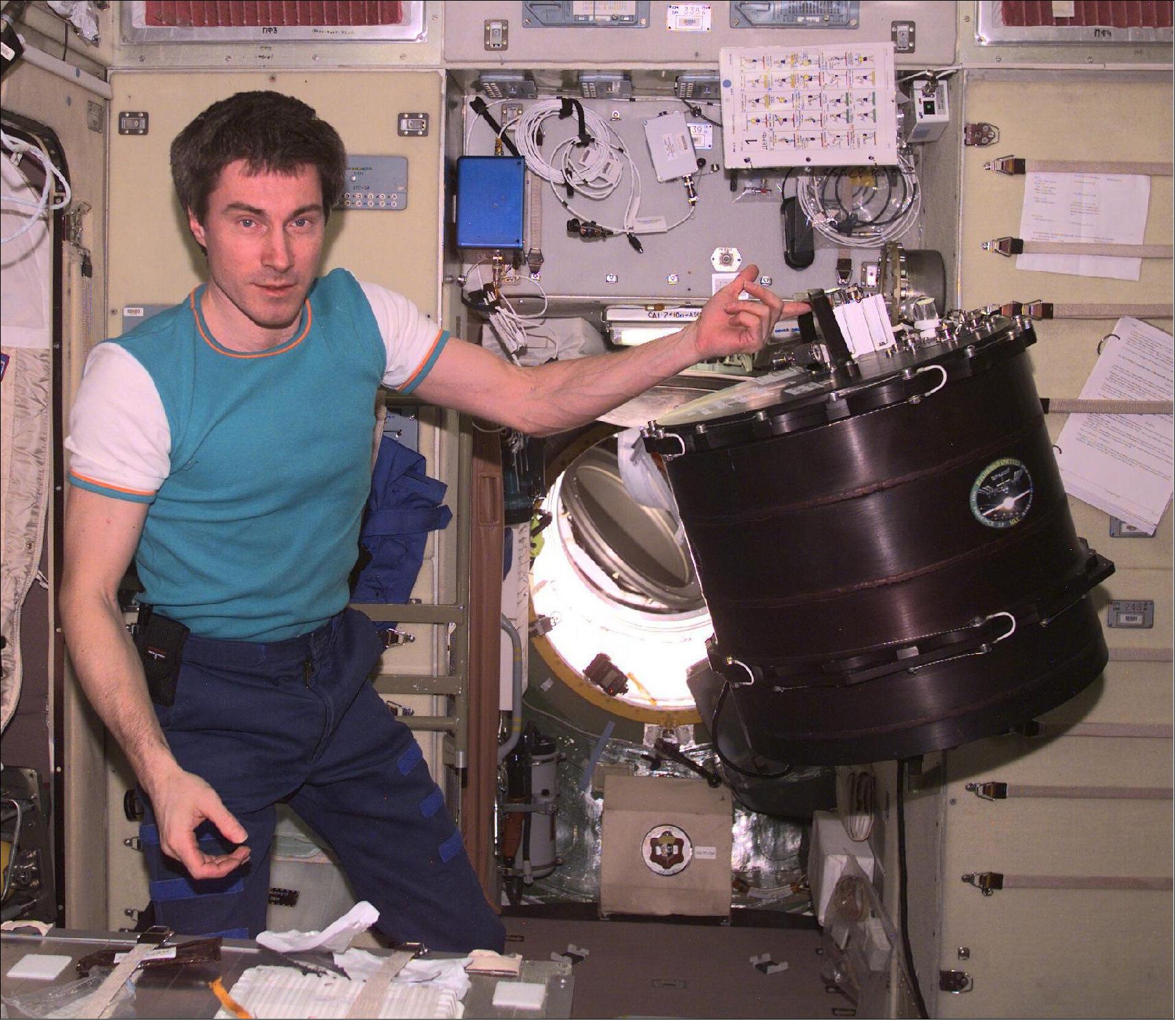 Figure 4: Sergei Krikalev with the PKE-Nefedov experiment (PK-3) during Expedition 1 mission on the ISS in 2001 (image credit: RSC Energia)