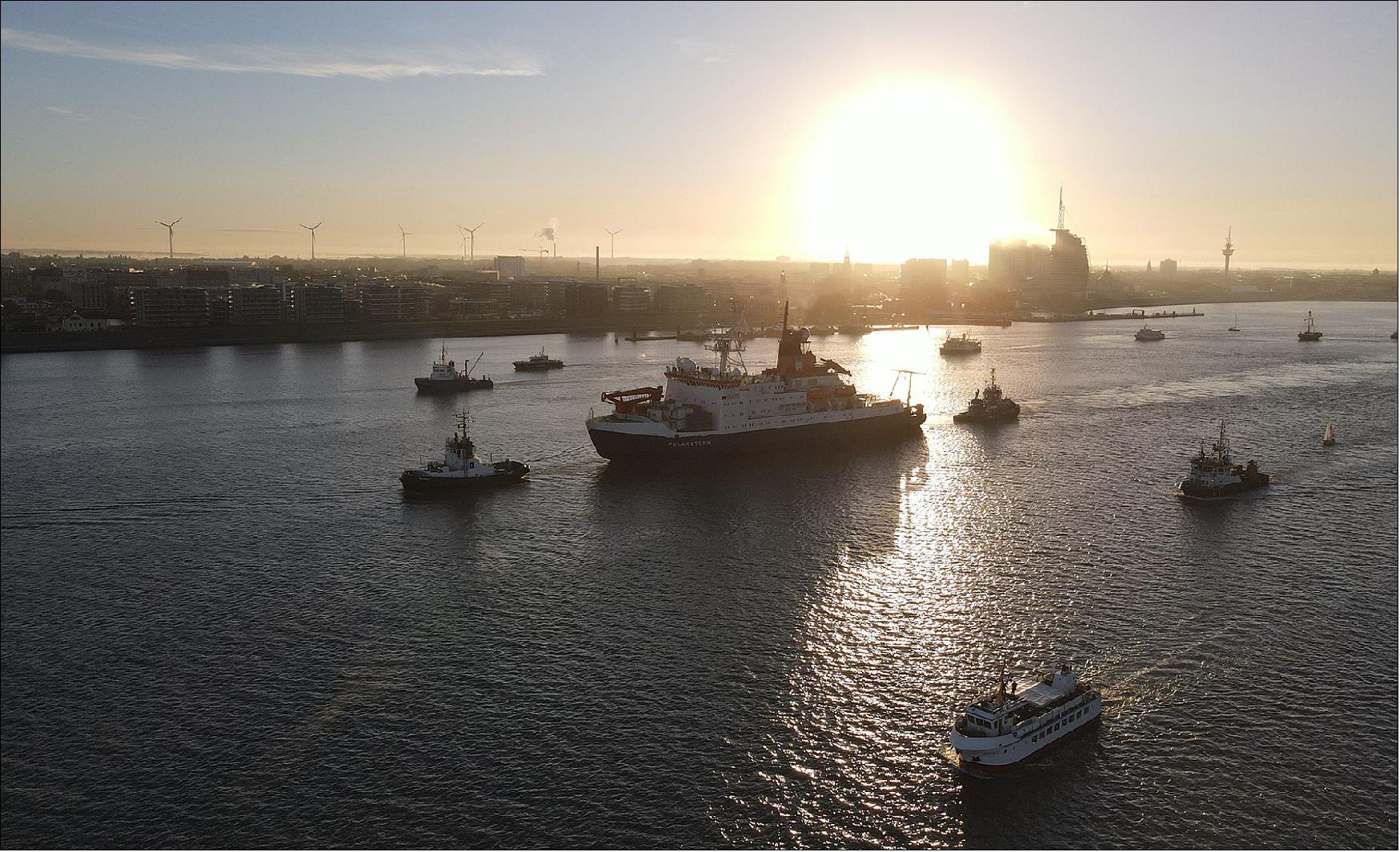 Figure 15: Accompanied by numerous ships and boats, the Polarstern arrives in Bremerhaven with the participants of the MOSAiC expedition. After 389 days in the Arctic, the biggest Arctic expedition of all time ends (image credit: Joachim Hofmann)