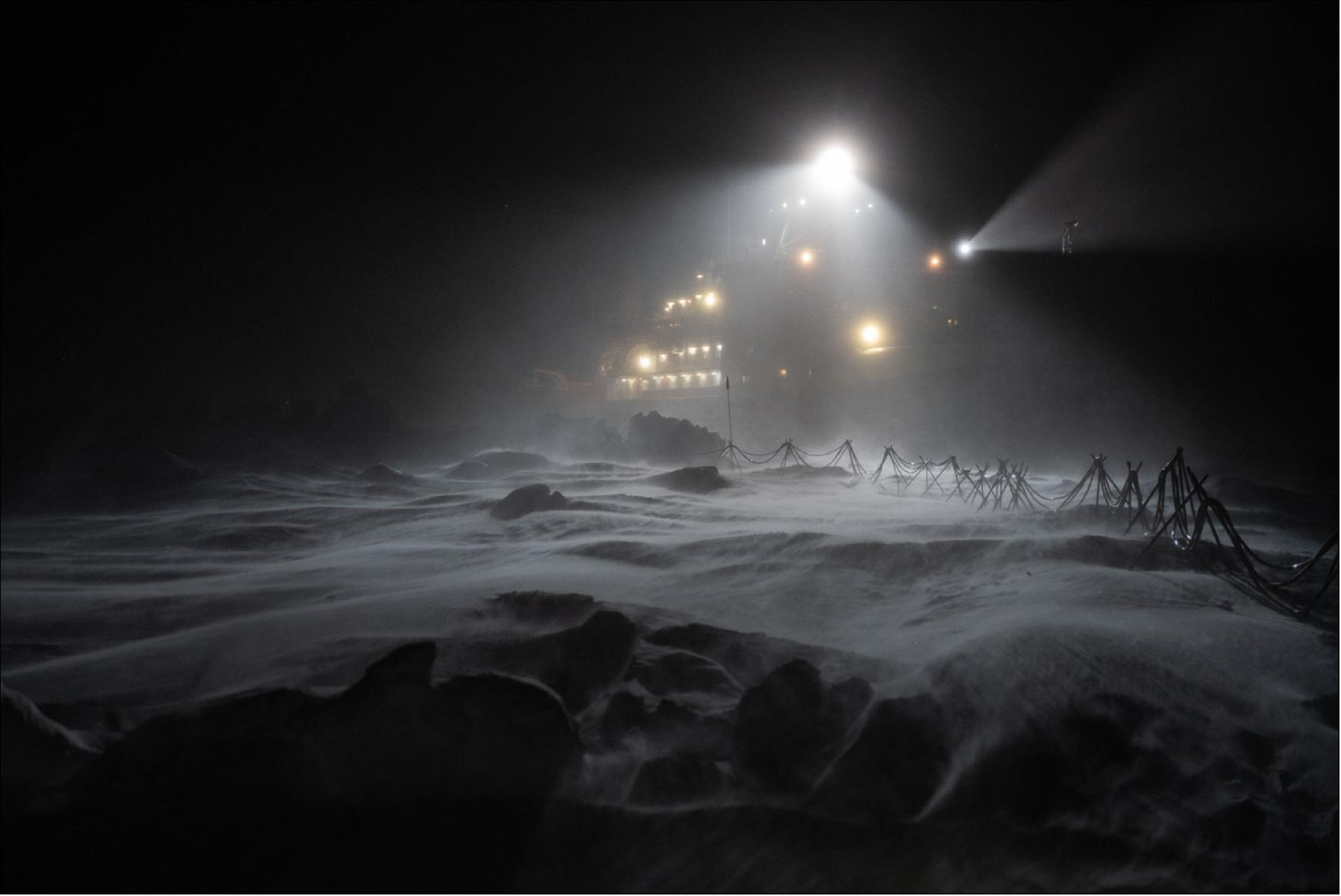 Figure 46: Polarstern shrouded in darkness. The MOSAiC expedition of AWI will make a major contribution to Arctic climate science. During the polar winter, researchers are subjected to temperatures as low as –45°C and the perpetual darkness (image credit: Alfred-Wegener-Institute/Esther Horvath , CC BY-SA 3.0 IGO)