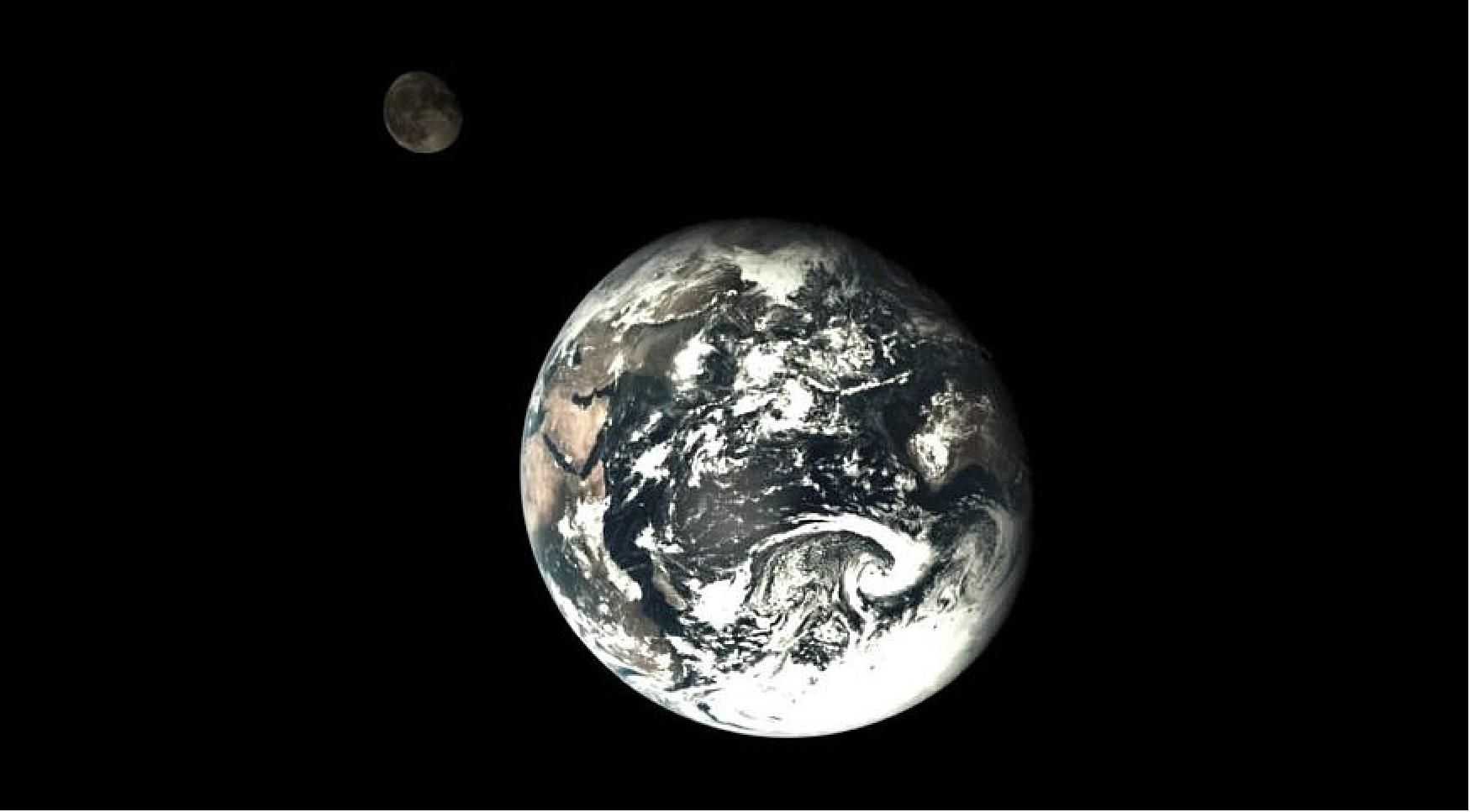 Figure 2: The Earth and distant moon imaged by the Chang'e-5 T1 service module. A rocket upper stage that launched the mission is thought to be the object due to impact the moon in March 2022 (image credit: CNSA/CLEP)