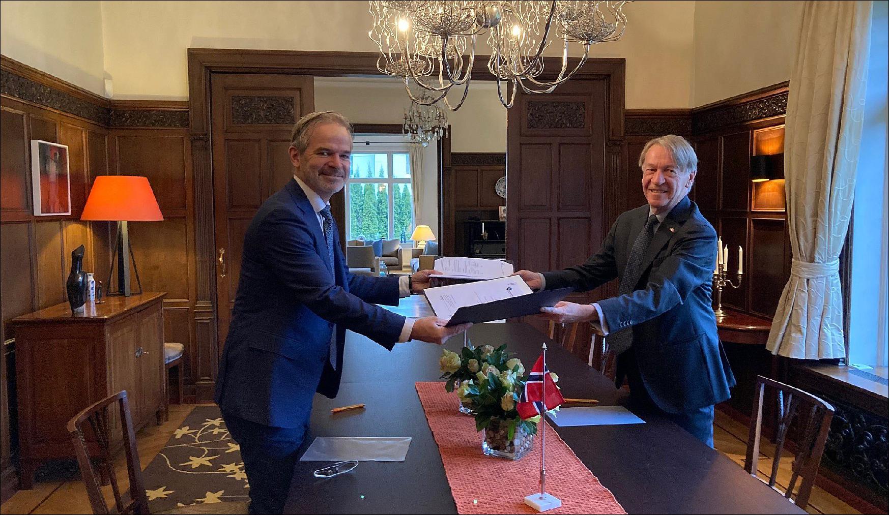 Figure 3: Christian Hauglie-Hanssen (left) and Tom van Oorschot signed the agreement for NorSat-TD and SmallCAT in Oslo (Foto: NOSA)