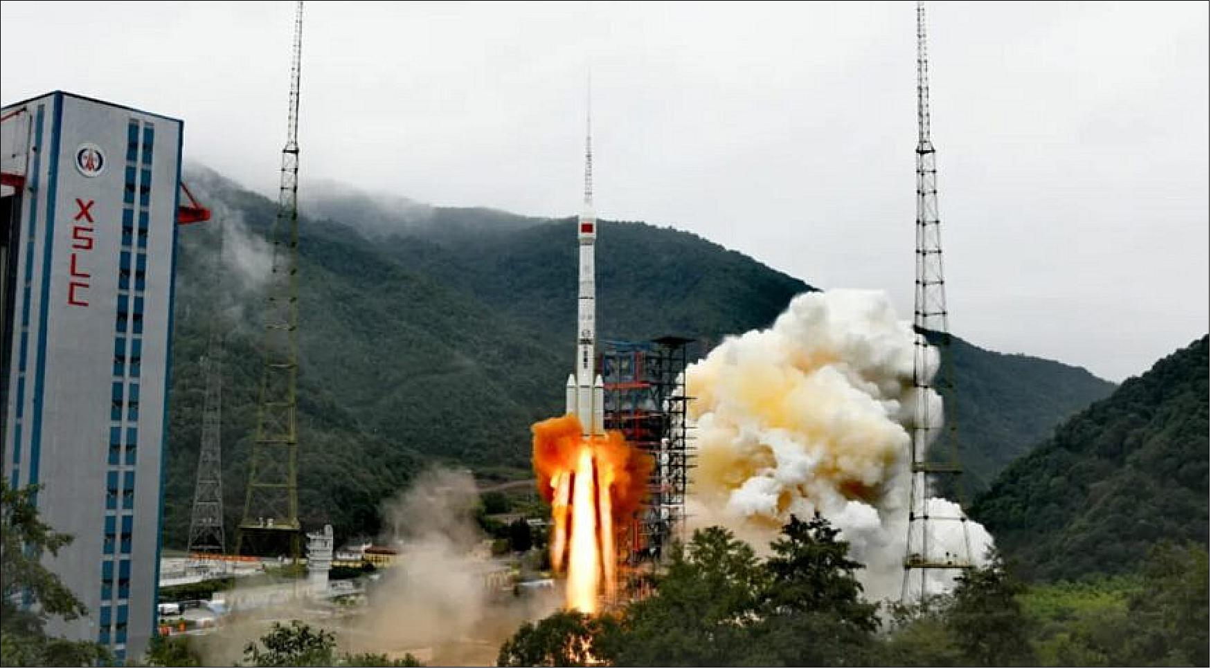 Figure 1: Shijian-21 lifting off atop a Long March 3B from the Xichang Satellite Launch Center at 9:27 a.m. local time, October 24, 2021 (image credit: CASC)