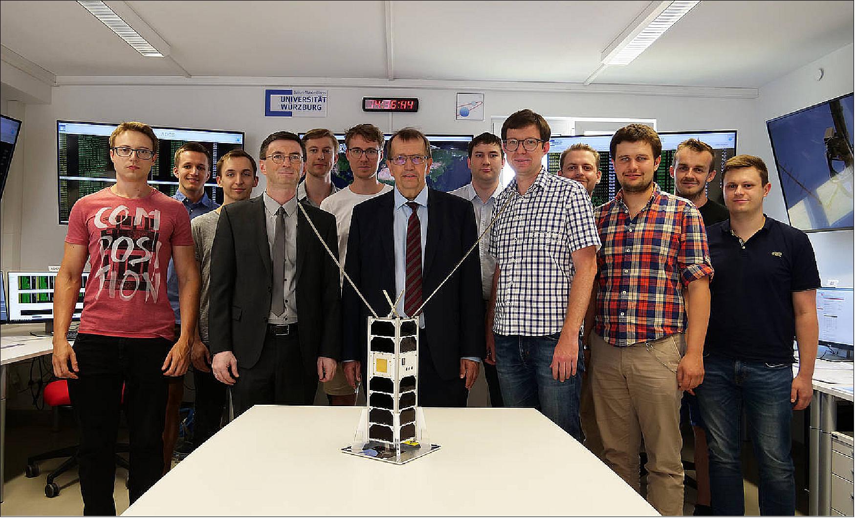 Figure 16: Image of the SONATE student development team,with Prof. Hakan Kayal (fourth from left), Prof. Alfred Forchel (President of the University of Würzburg, center of image) and project manager Oleksii Balagurin (fifth from right), image credit: Kristian Lozina / University of Würzburg)