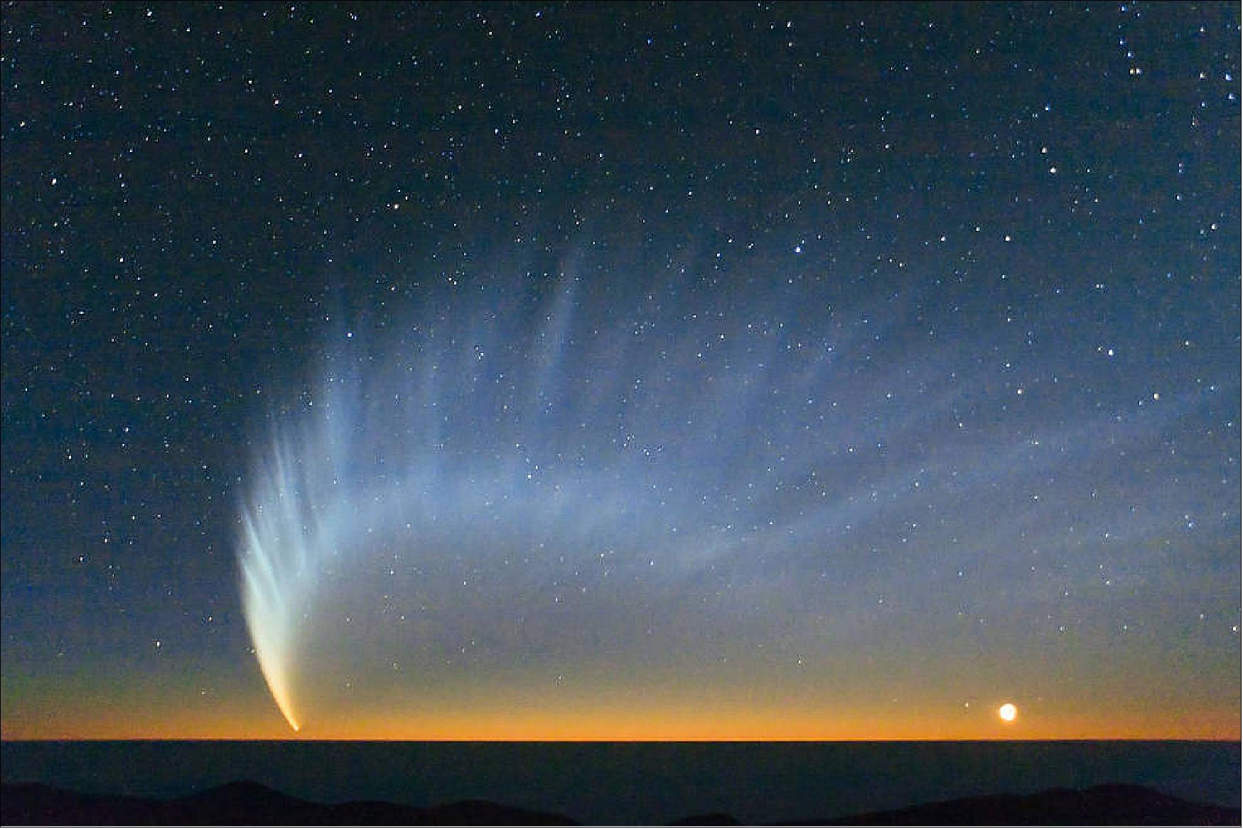 Figure 19: Comet McNaught over the Pacific Ocean. Image taken from Paranal Observatory in January 2007 (image credit: ESO/Sebastian Deiries)