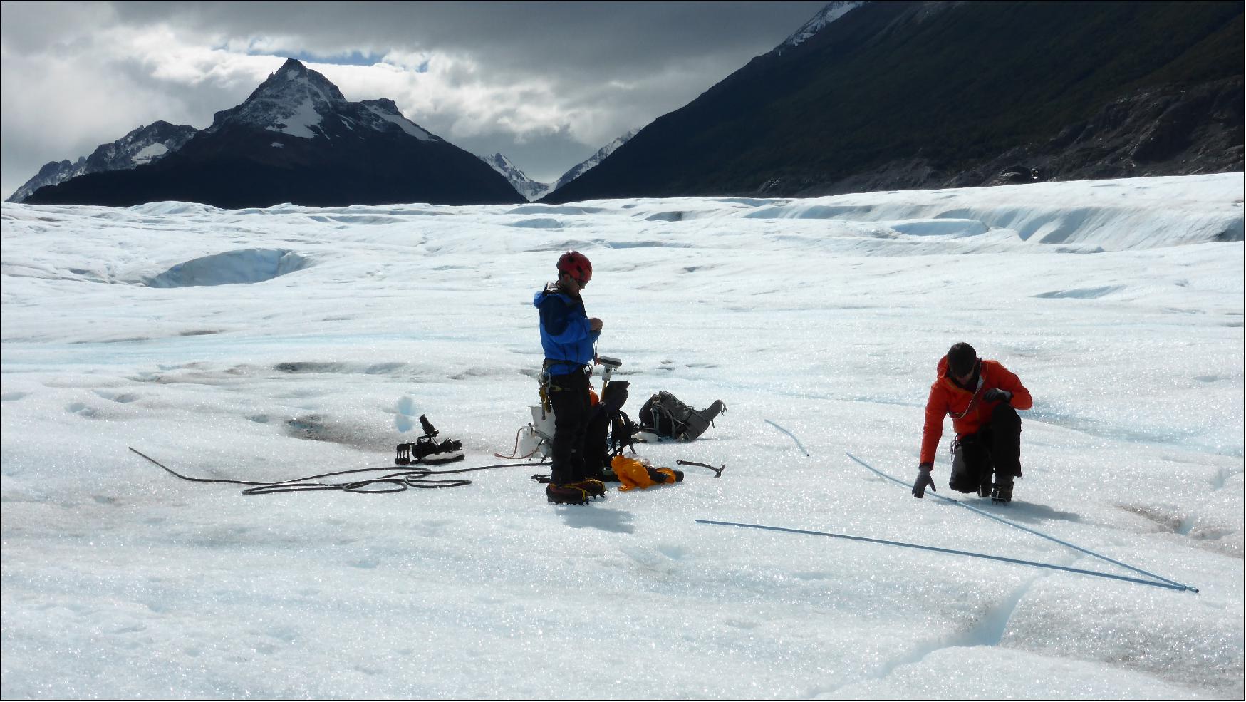 Figure 28: On-site glacier measurements. Glaciological ground measurements on the Gray Glacier in Argentina. Poles are drilled into the glacier to measure the rate of melting. Such measurements serve as references for analysis using satellite data (image credit: FAU, Matthias Braun)